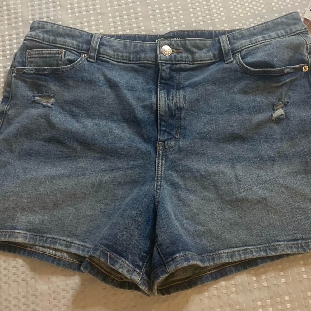 Women’s Joe Fresh blue denim shorts, size 16W.
